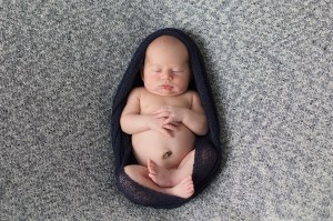 This pose is so simple and sweet!